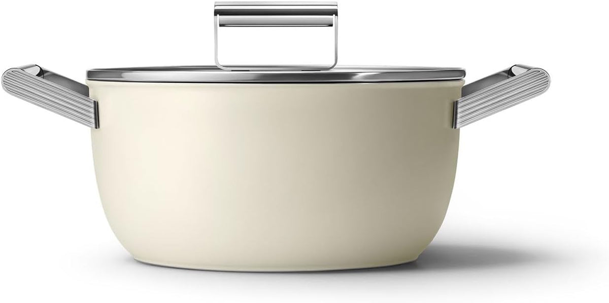 Smeg, Casseruola Antiaderente CKFC2411CRM con Coperchio Incluso, Diametro 24 cm, Maniglie Laterali in Acciaio Inox, Per Tutti i Piani Cottura, Fino a 250° in Forno, Capacità 4,6L, Panna(Diametro 24 cm/Panna)